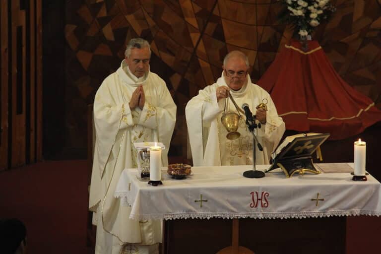 Dois sacerdotes celebrando a Santa Missa