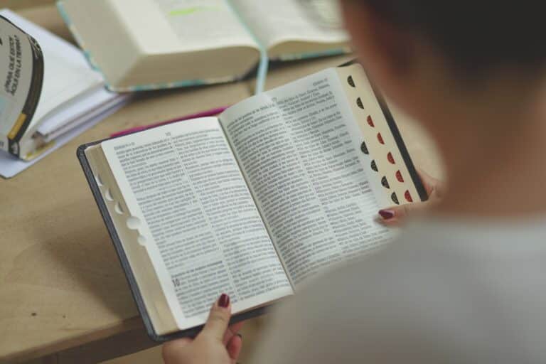 Uma bíblia católica sendo lida por uma pessoa