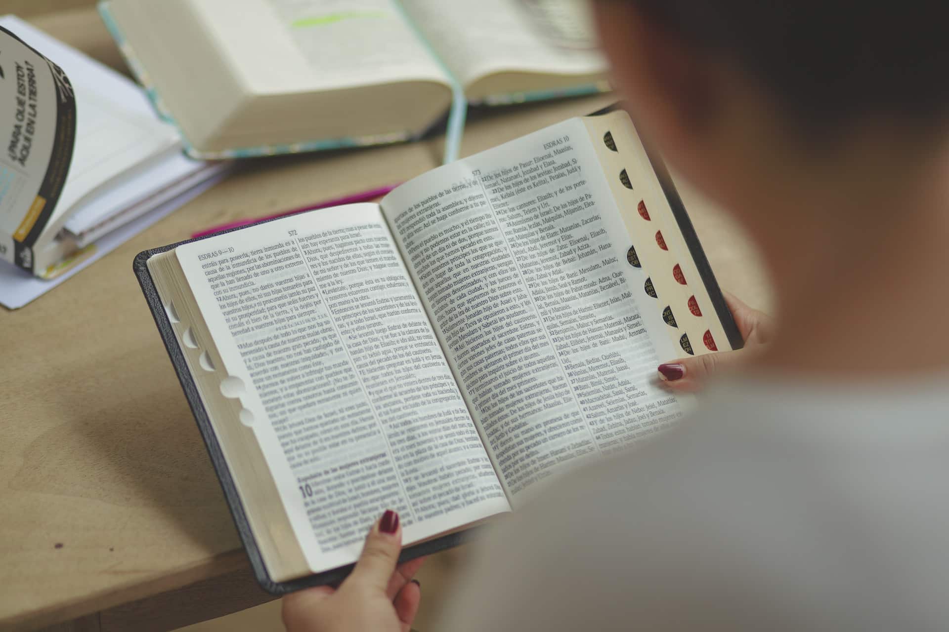 Uma bíblia católica sendo lida por uma pessoa