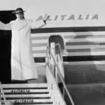 Papa Paulo VI em sua primeira viagem de avião.
